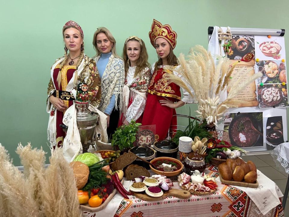 30 октября в ГБОУ «ЛИЦЕЙ № 2 Г.О. МАКЕЕВКА» в рамках Всероссийского фестиваля русской кухни состоялось заседание семейного клуба «Маленькие взрослые» на тему «Я русский», посвящённое Дню народного единства 30 октября в ГБОУ «ЛИЦЕЙ № 2 Г.О. МАКЕЕВКА» в рамках Всероссийского фестиваля русской кухни состоялось заседание семейного клуба «Маленькие взрослые» на тему «Я русский», посвящённое Дню народного единства