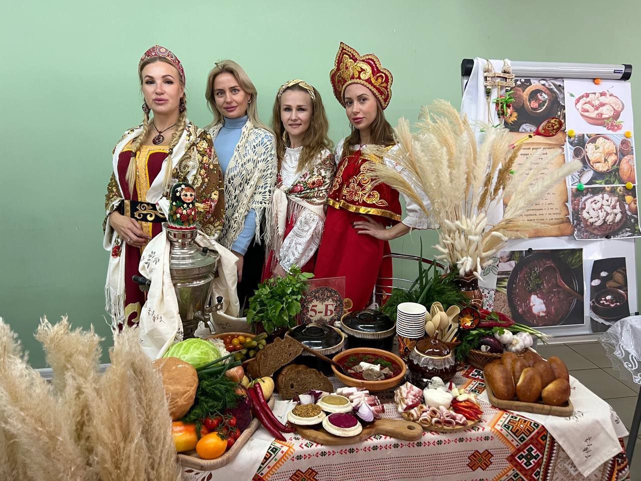 30 октября в ГБОУ «ЛИЦЕЙ № 2 Г.О. МАКЕЕВКА» в рамках Всероссийского фестиваля русской кухни состоялось заседание семейного клуба «Маленькие взрослые» на тему «Я русский», посвящённое Дню народного единства 30 октября в ГБОУ «ЛИЦЕЙ № 2 Г.О. МАКЕЕВКА» в рамках Всероссийского фестиваля русской кухни состоялось заседание семейного клуба «Маленькие взрослые» на тему «Я русский», посвящённое Дню народного единства