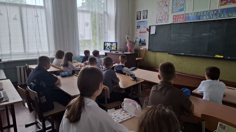 В школах Кировского прошел урок «Разговоры о важном», посвященный выдающимся землякам Донбасса В школах Кировского прошел урок «Разговоры о важном», посвященный выдающимся землякам Донбасса