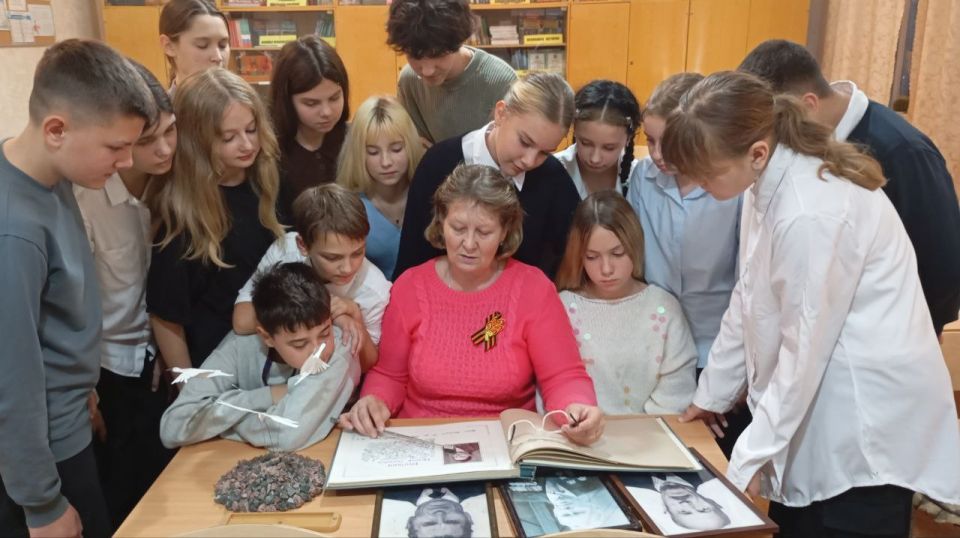 30 октября 2025 года, в рамках партийного проекта "Историческая память", реализуемого Единой Россией, в ГБОУ "Школа № 86 г.о. Донецк" прошёл День открытых дверей школьного историко-краеведческого музея "ПОИСК"на тему:... 30 октября 2025 года, в рамках партийного проекта "Историческая память", реализуемого Единой Россией, в ГБОУ "Школа № 86 г.о. Донецк" прошёл День открытых дверей школьного историко-краеведческого музея "ПОИСК"на тему:...