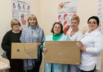 Сегодня, в рамках проекта "Здоровое будущее", первый заместитель главы администрации ЯМО Юлия Рачек вручила новый ноутбук и современный телевизор для женской консультации ГБУ "Ясиноватский центральная районная больница"