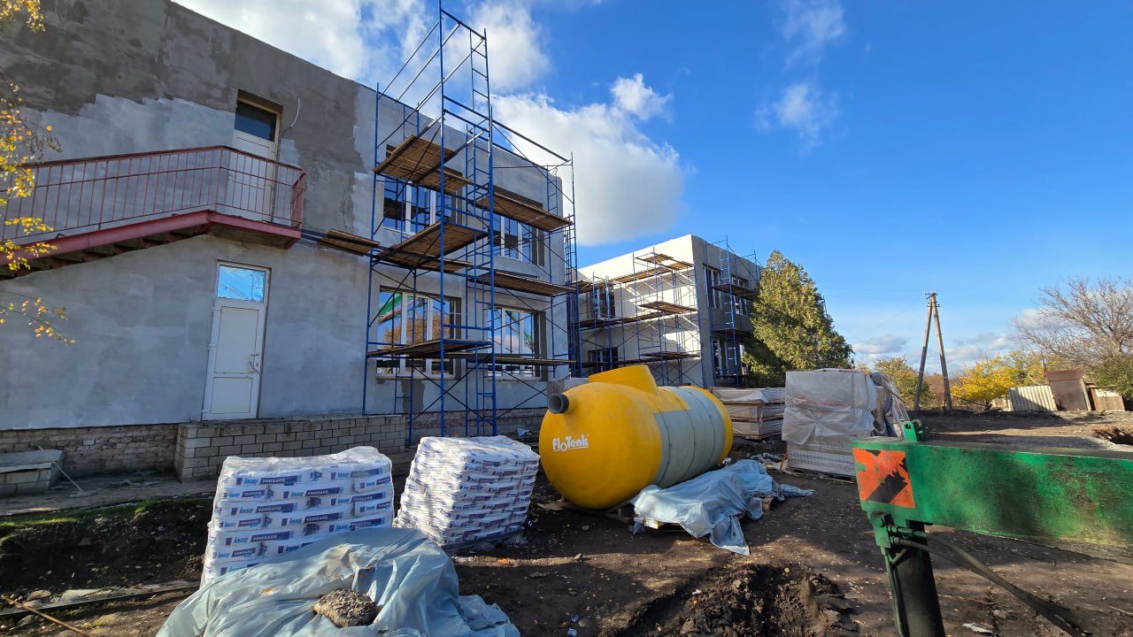 Николай Михайлов: В ходе рабочего визита в село Раздольное проинспектировал ход выполнение ремонтных работ в ГБОУ «Раздольненская школа Старобешевского м.о.» и ГКДОУ «Раздольненский детский сад «Золотой петушок»... Николай Михайлов: В ходе рабочего визита в село Раздольное проинспектировал ход выполнение ремонтных работ в ГБОУ «Раздольненская школа Старобешевского м.о.» и ГКДОУ «Раздольненский детский сад «Золотой петушок»...