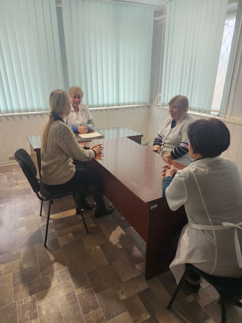 Сегодня депутат Тельмановского муниципального совета Юлия Линник провела встречу с трудовым коллективом Михайловской амбулатории ОПСМ Тельмановского района