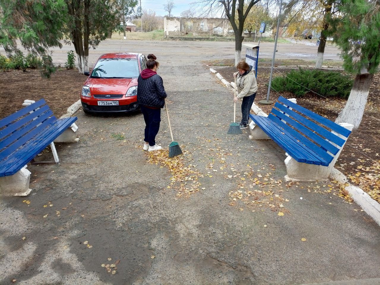 Сегодня в пгт Луганское прошел экологический субботник