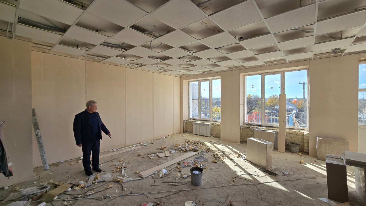 В ходе рабочего визита в село Раздольное Глава муниципального образования Старобешевский муниципальный округ Николай Михайлов проинспектировал ход выполнение ремонтных работ в ГБОУ «Раздольненская школа Старобешевского м.о.»... В ходе рабочего визита в село Раздольное Глава муниципального образования Старобешевский муниципальный округ Николай Михайлов проинспектировал ход выполнение ремонтных работ в ГБОУ «Раздольненская школа Старобешевского м.о.»...