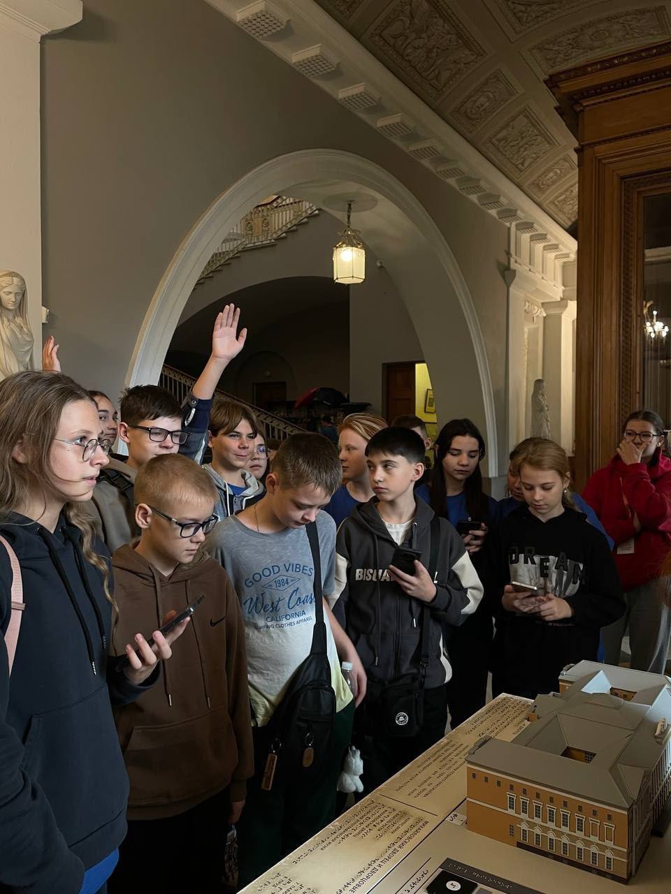 Мариупольские школьники открывают для себя Петербург Мариупольские школьники открывают для себя Петербург