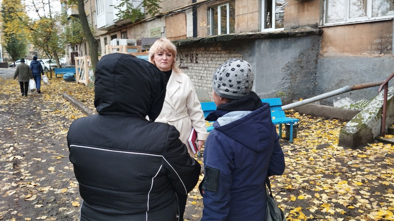 Сегодня, 31 октября во дворе дома № 48 по улице Малиновского состоялась встреча заместителя руководителя Управы Червоногвардейского внутригородского района Администрации городского округа Макеевка Татьяны Задорожной с...