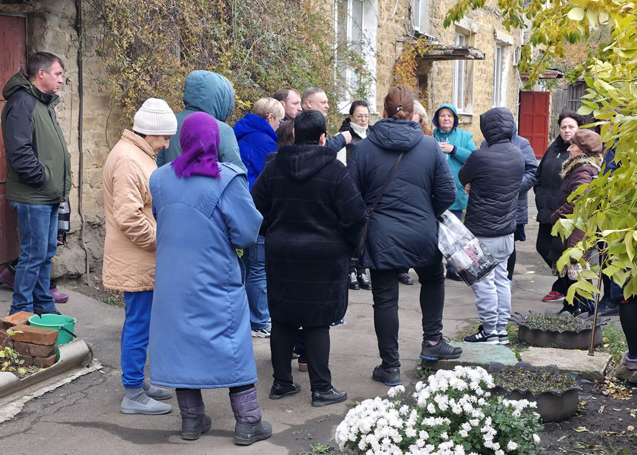 Иван Адамец: Заместитель руководителя управы Куйбышевского района Алексей Шлапак и депутат Донецкого горсовета Сергей Остапенко встретились с жителями домов № 1-4 по улице Денисенко Иван Адамец: Заместитель руководителя управы Куйбышевского района Алексей Шлапак и депутат Донецкого горсовета Сергей Остапенко встретились с жителями домов № 1-4 по улице Денисенко