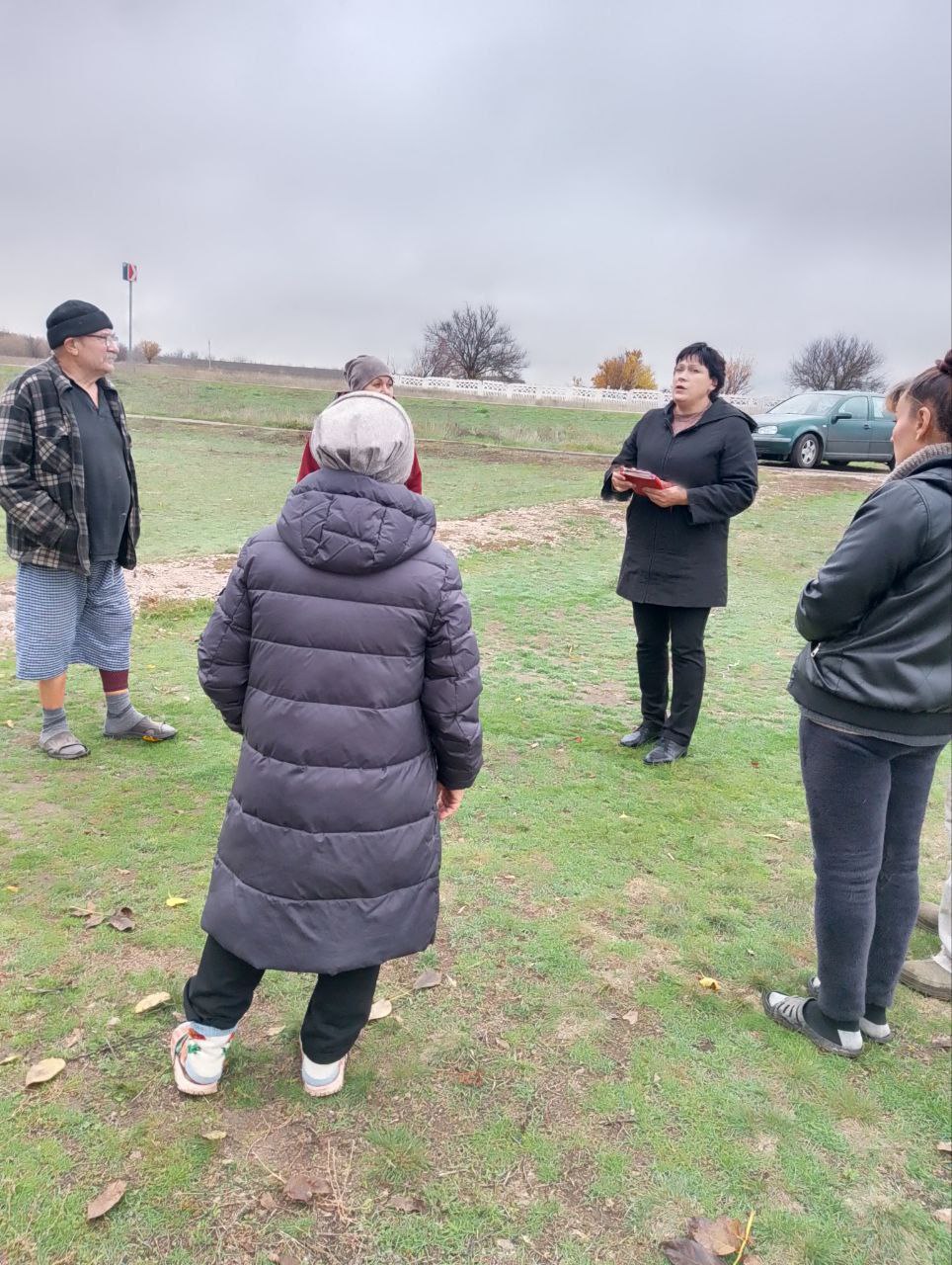 Сегодня начальник Мичуринского территориального отдела Администрации Тельмановского муниципального округа провела встречу с жителями улицы Куйбышева села Первомайского, где были рассмотрены такие вопросы: