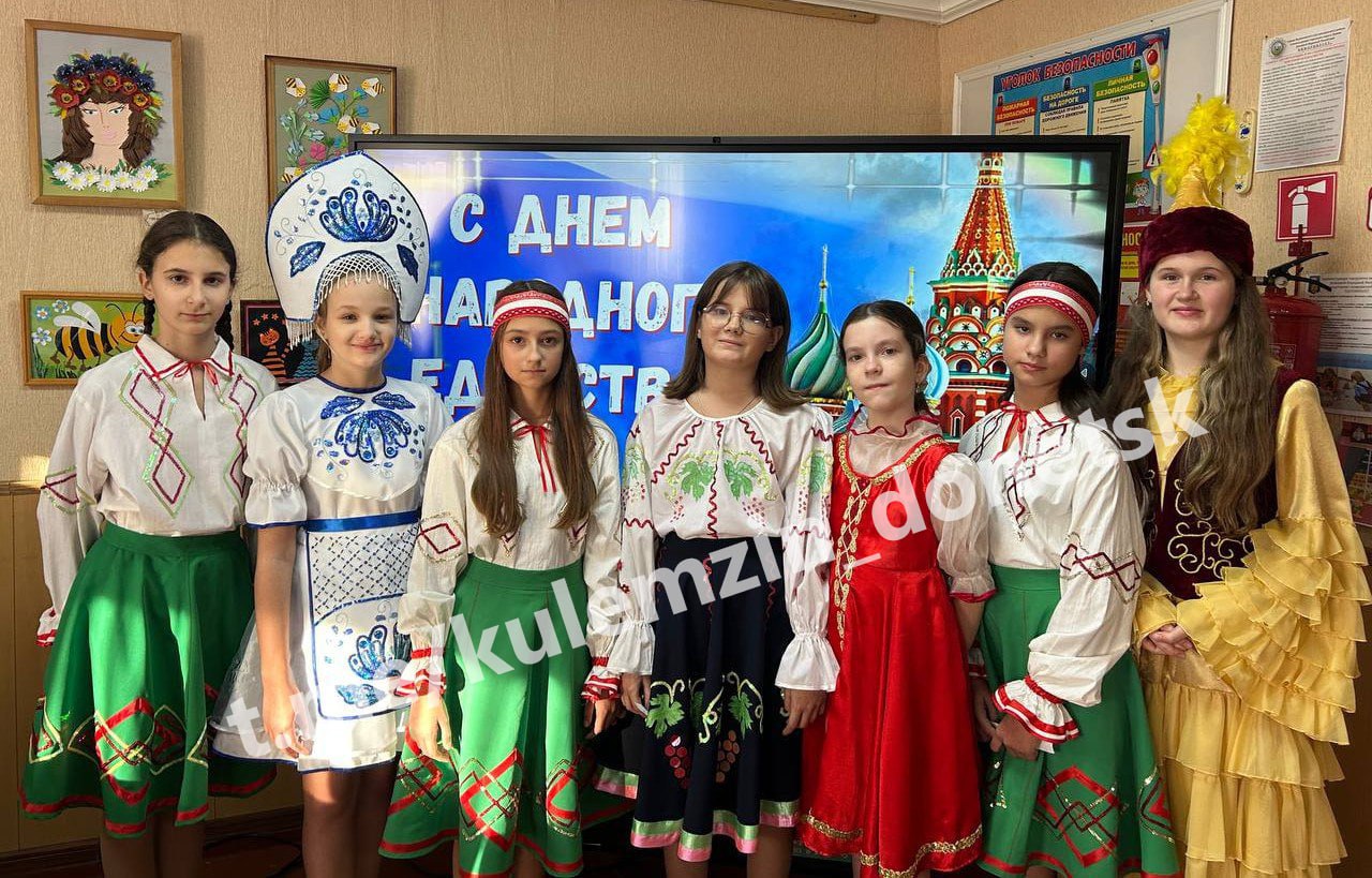 Во время осенних каникул в образовательных учреждениях Донецка прошли разнообразные мероприятия, посвященные Дню народного единства Во время осенних каникул в образовательных учреждениях Донецка прошли разнообразные мероприятия, посвященные Дню народного единства