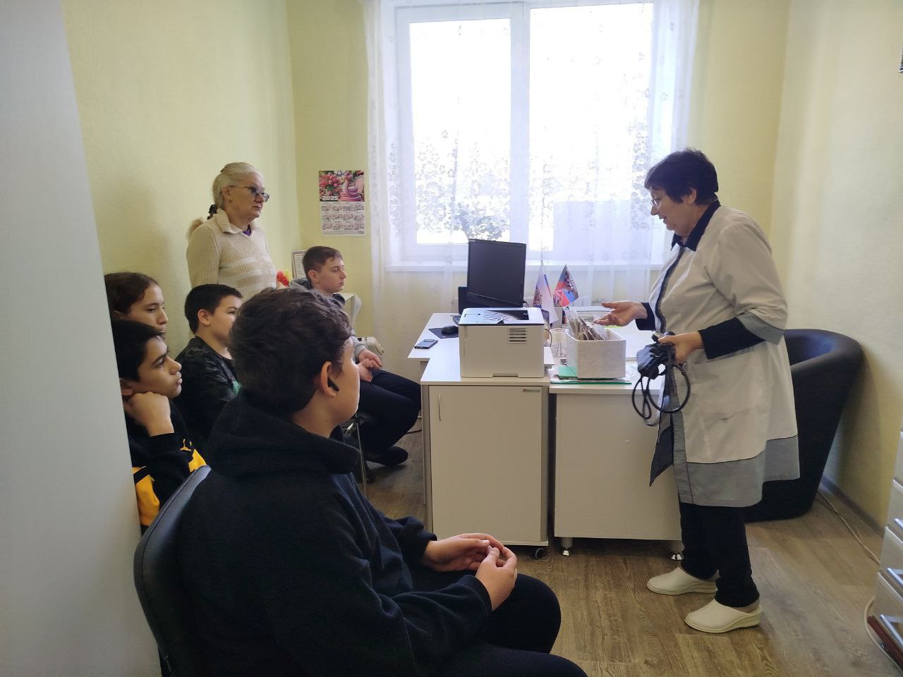 В рамках регионального проекта "Ура каникулы" Республиканской акции " Учиться в Донбассе" учащиеся 8-9 классов "Каменской школы Тельмановского муниципального округа посетили Каменский ФП. ...