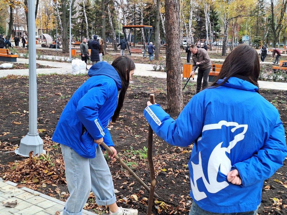 Александр Шатов: Субботник в сквере им. Ленина Александр Шатов: Субботник в сквере им. Ленина