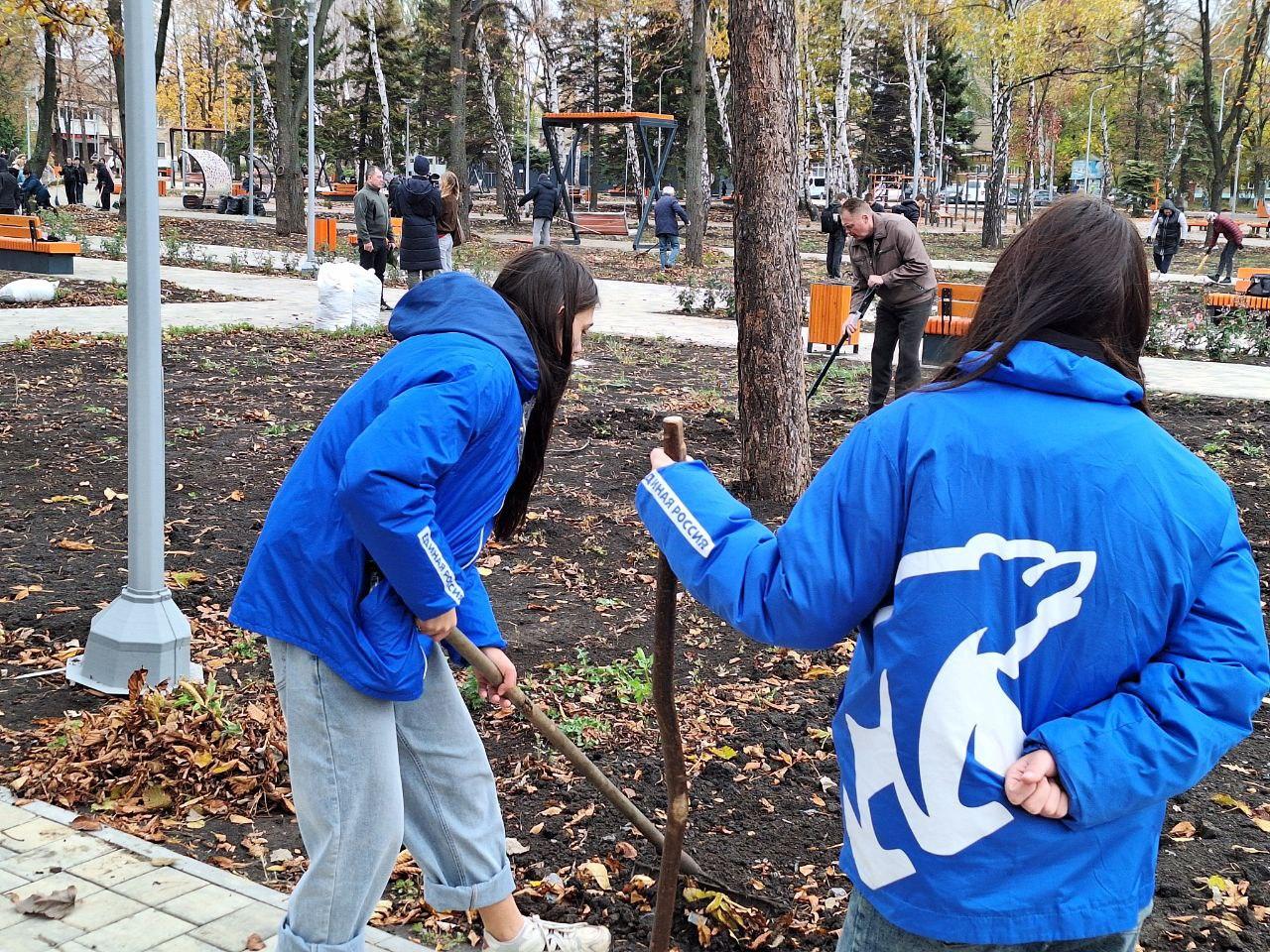 Александр Шатов: Субботник в сквере им. Ленина Александр Шатов: Субботник в сквере им. Ленина