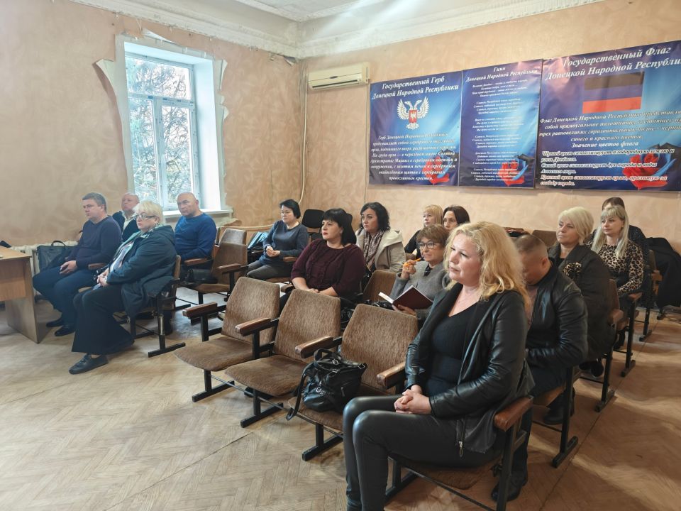 В Снежном состоялось заседание политсовета местного отделения партии "Единая Россия" В Снежном состоялось заседание политсовета местного отделения партии "Единая Россия"