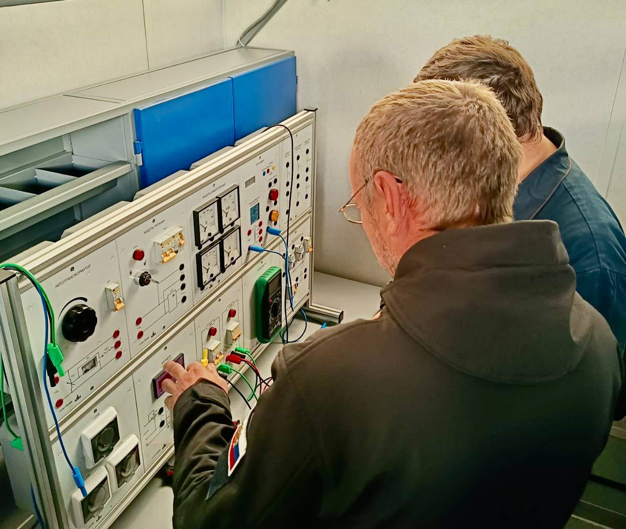 В Мариуполе завершилось обучение электромонтеров по ремонту и обслуживанию электрооборудования 3 разряда В Мариуполе завершилось обучение электромонтеров по ремонту и обслуживанию электрооборудования 3 разряда