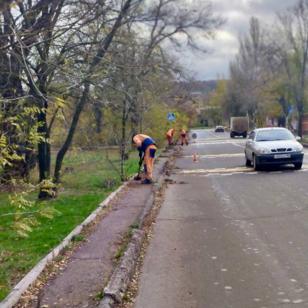 Михаил Меренков: Уборка автодороги вдоль прибордюрного камня по улице Октября Михаил Меренков: Уборка автодороги вдоль прибордюрного камня по улице Октября