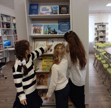 К государственному празднику - День народного единства, сотрудники центральной городской библиотеки для учащихся МБОУ «Школа № 3 г.о. Дебальцево» провели познавательную игру-путешествие «Вместе мы - большая сила, вместе мы...