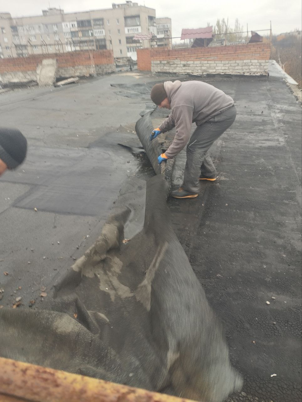 В рамках реагирования на обращения граждан, квалифицированные работники Участка № 6 Енакиевского филиала единого регионального фонда по управлению МКД на территории ДНР, выполняют работы по ремонту мягкой кровли дома ул.... В рамках реагирования на обращения граждан, квалифицированные работники Участка № 6 Енакиевского филиала единого регионального фонда по управлению МКД на территории ДНР, выполняют работы по ремонту мягкой кровли дома ул....