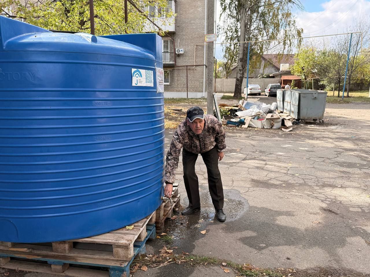 31 октября 2025 года во исполнение поручения Главы Донецкой Народной Республики депутаты Ясиноватского муниципального совета Анна Бондарь, Елена Исаенко и Валерий Аксенов посетили места подвоза воды 31 октября 2025 года во исполнение поручения Главы Донецкой Народной Республики депутаты Ясиноватского муниципального совета Анна Бондарь, Елена Исаенко и Валерий Аксенов посетили места подвоза воды