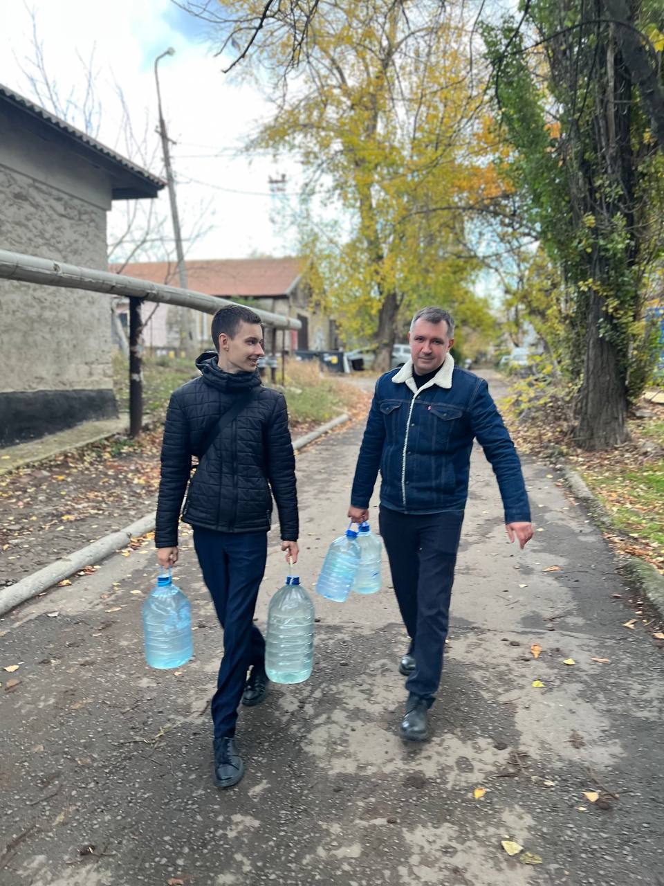 Заместитель Председателя Народного Совета ДНР Николай Сытов вместе с представителями Молодежного Парламента доставил воду маломобильным гражданам Заместитель Председателя Народного Совета ДНР Николай Сытов вместе с представителями Молодежного Парламента доставил воду маломобильным гражданам