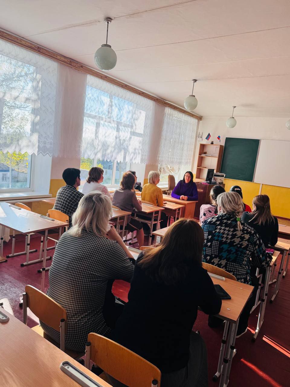 31 октября, состоялась встреча заведующего Новоселовским территориальным сектором Администрации  Тельмановского  округа с коллективом Новоселовской школы, где были рассмотрены следующие вопросы: