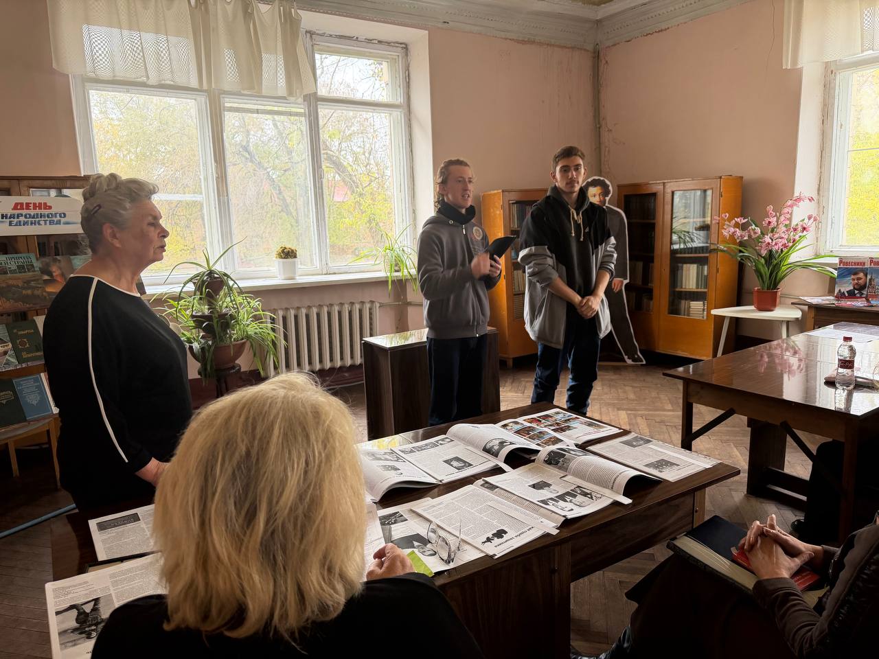 Сегодня, 31 октября 2025 года в читальном зале библиотеки ГБПОУ «Донецкий техникум отраслевых технологий им. Е.Т. Абакумова» прошёл информационно - патриотический час, приуроченный ко Дню народного единства Сегодня, 31 октября 2025 года в читальном зале библиотеки ГБПОУ «Донецкий техникум отраслевых технологий им. Е.Т. Абакумова» прошёл информационно - патриотический час, приуроченный ко Дню народного единства