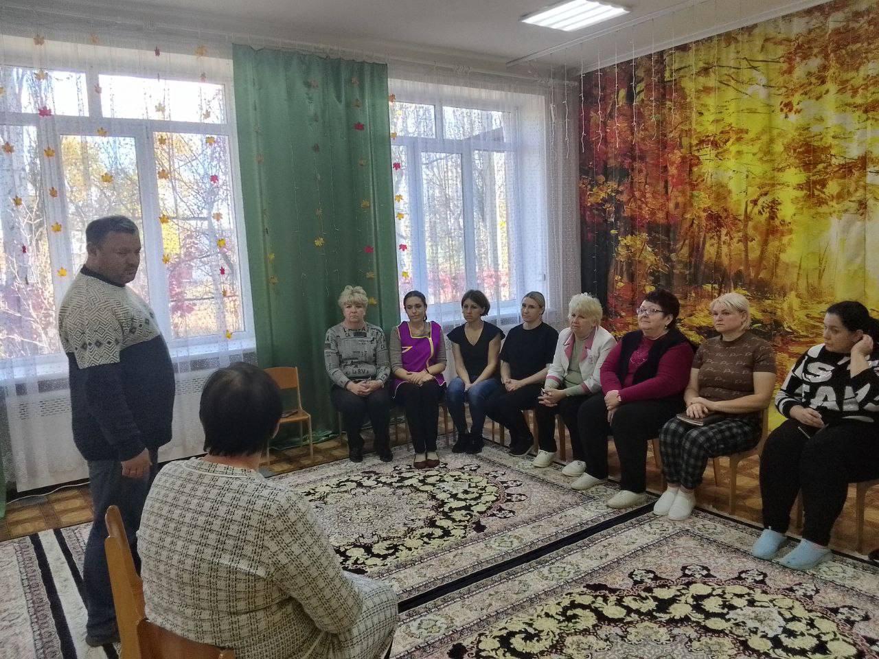 29 октября начальник Управления образования г.о. Харцызск Николай Осипов посетил с рабочим визитом коллектив детского сада № 11