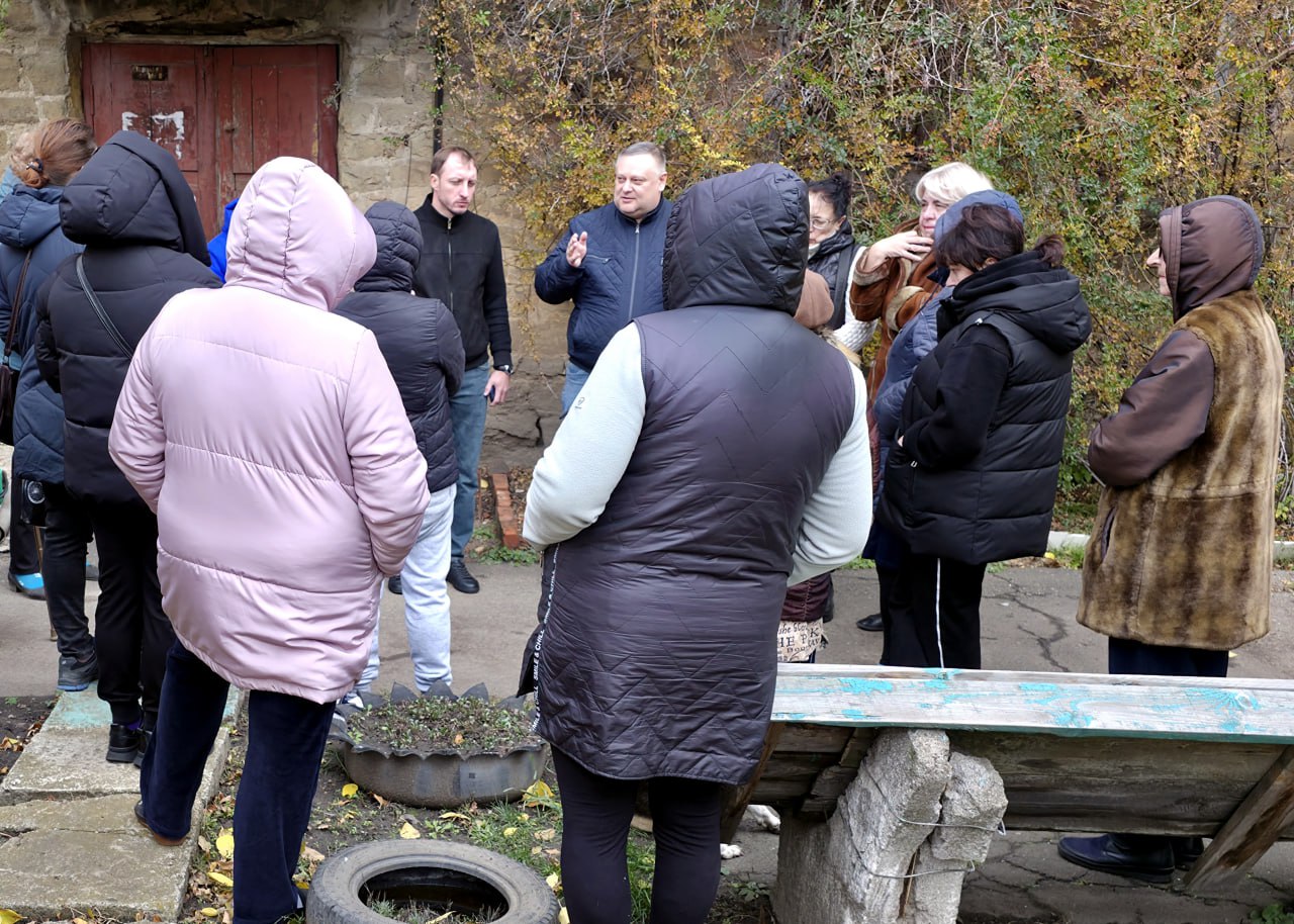 Иван Адамец: Заместитель руководителя управы Куйбышевского района Алексей Шлапак и депутат Донецкого горсовета Сергей Остапенко встретились с жителями домов № 1-4 по улице Денисенко Иван Адамец: Заместитель руководителя управы Куйбышевского района Алексей Шлапак и депутат Донецкого горсовета Сергей Остапенко встретились с жителями домов № 1-4 по улице Денисенко