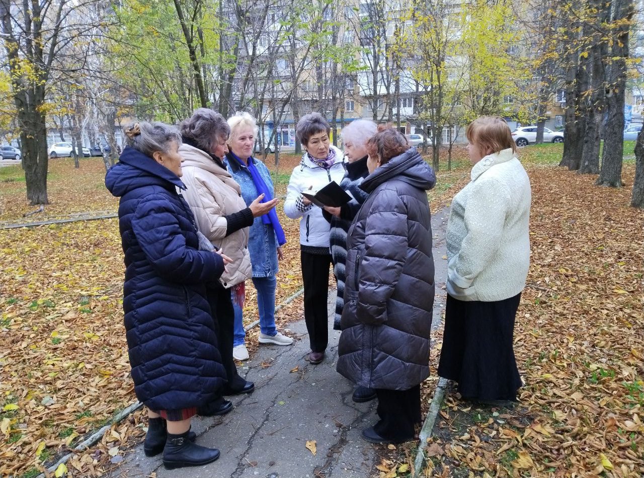 Сегодня, 31 октября, лидер общественного мнения Галина Комар провела встречу с жителями жилого массива Горького во дворе дома № 67-б по улице Малиновского в Червоногвардейском районе Сегодня, 31 октября, лидер общественного мнения Галина Комар провела встречу с жителями жилого массива Горького во дворе дома № 67-б по улице Малиновского в Червоногвардейском районе