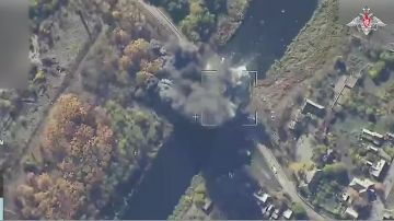 Минобороны публикует кадры уничтожения моста через реку Волчья в Днепропетровской области