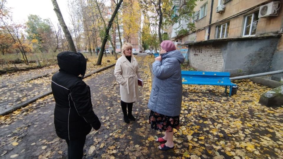 Сегодня, 31 октября во дворе дома № 48 по улице Малиновского состоялась встреча заместителя руководителя Управы Червоногвардейского внутригородского района Администрации городского округа Макеевка Татьяны Задорожной с... Сегодня, 31 октября во дворе дома № 48 по улице Малиновского состоялась встреча заместителя руководителя Управы Червоногвардейского внутригородского района Администрации городского округа Макеевка Татьяны Задорожной с...