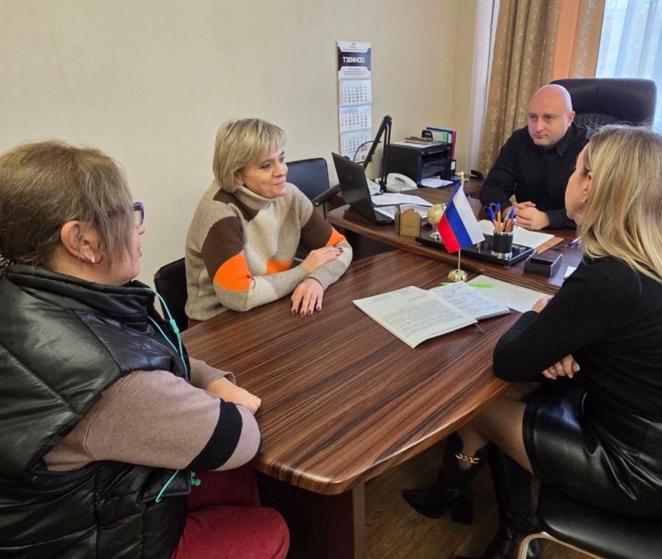 31 октября 2025 года во исполнение поручения Главы Донецкой Народной Республики депутаты Ясиноватского муниципального совета Анна Бондарь, Елена Исаенко и Валерий Аксенов посетили места подвоза воды 31 октября 2025 года во исполнение поручения Главы Донецкой Народной Республики депутаты Ясиноватского муниципального совета Анна Бондарь, Елена Исаенко и Валерий Аксенов посетили места подвоза воды