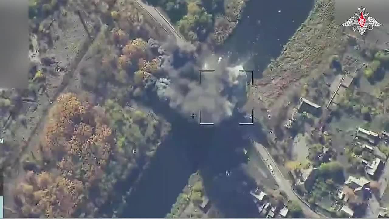 Минобороны публикует кадры уничтожения моста через реку Волчья в Днепропетровской области