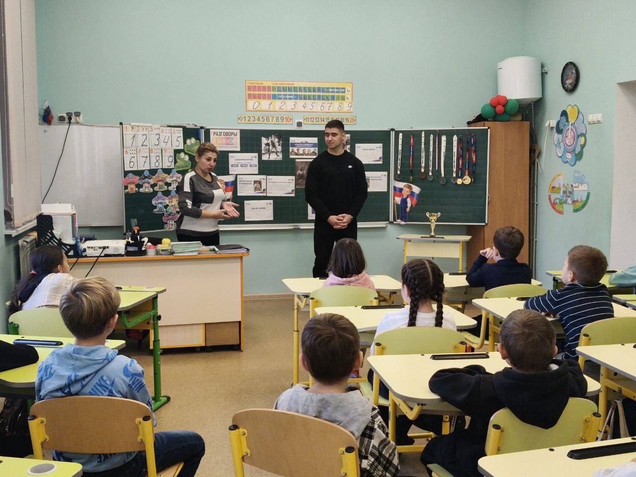 30 октября в Мангушской школе №2 состоялась встреча учащихся с мастером спорта международного класса по пауэрлифтингу Анатолием Зайцем 30 октября в Мангушской школе №2 состоялась встреча учащихся с мастером спорта международного класса по пауэрлифтингу Анатолием Зайцем