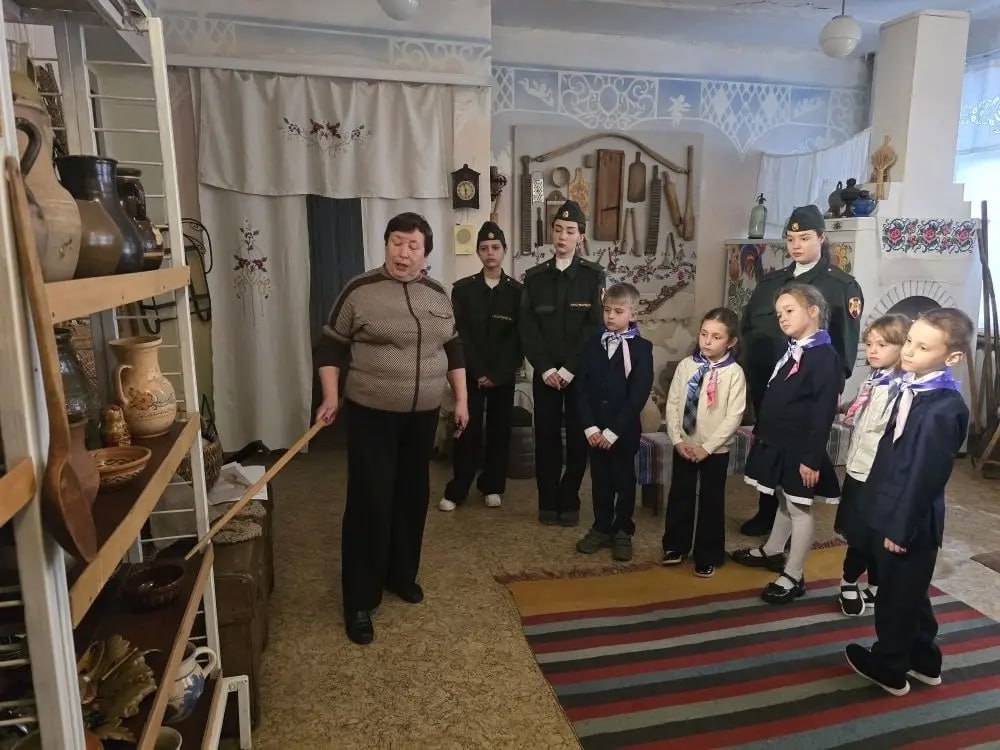 Школьники Кировского посетили музей этнографии родного края Школьники Кировского посетили музей этнографии родного края