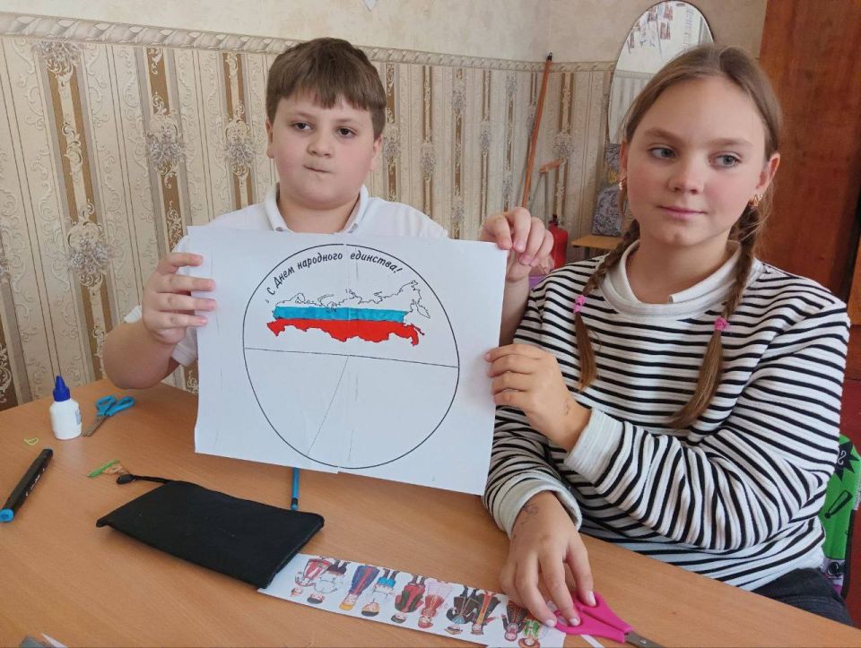 В преддверии праздника Дня народного единства 1 ноября в библиотеке-филиале №1 для ребят 4 класса прошло этнографическое путешествие «Все мы разные – все мы равные» В преддверии праздника Дня народного единства 1 ноября в библиотеке-филиале №1 для ребят 4 класса прошло этнографическое путешествие «Все мы разные – все мы равные»
