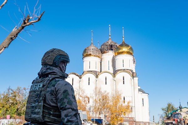 Спецназ СОБР "Восток-Донецк" обеспечил безопасность гуманитарной миссии Русской православной церкви в Свято-Никольский монастырь под Угледаром Спецназ СОБР "Восток-Донецк" обеспечил безопасность гуманитарной миссии Русской православной церкви в Свято-Никольский монастырь под Угледаром