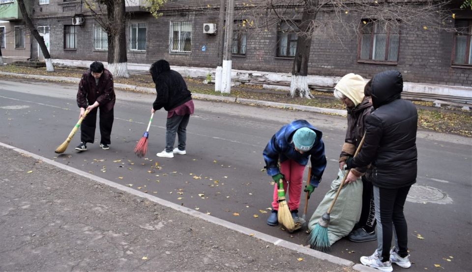 Игорь Мартынов: Работники учреждений культуры городского округа Енакиево приняли участие в общегородском субботнике Игорь Мартынов: Работники учреждений культуры городского округа Енакиево приняли участие в общегородском субботнике