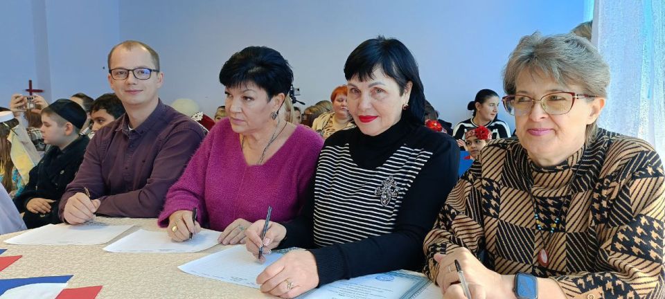 Фестиваль дружбы и вкуса. В предверии дня Народного единства в стенах ГБОУ «Школа № 3 г.о. Дебальцево» царила особая атмосфера — атмосфера путешествий, дружбы и гостеприимства! С большим успехом прошёл «Фестиваль... Фестиваль дружбы и вкуса. В предверии дня Народного единства в стенах ГБОУ «Школа № 3 г.о. Дебальцево» царила особая атмосфера — атмосфера путешествий, дружбы и гостеприимства! С большим успехом прошёл «Фестиваль...