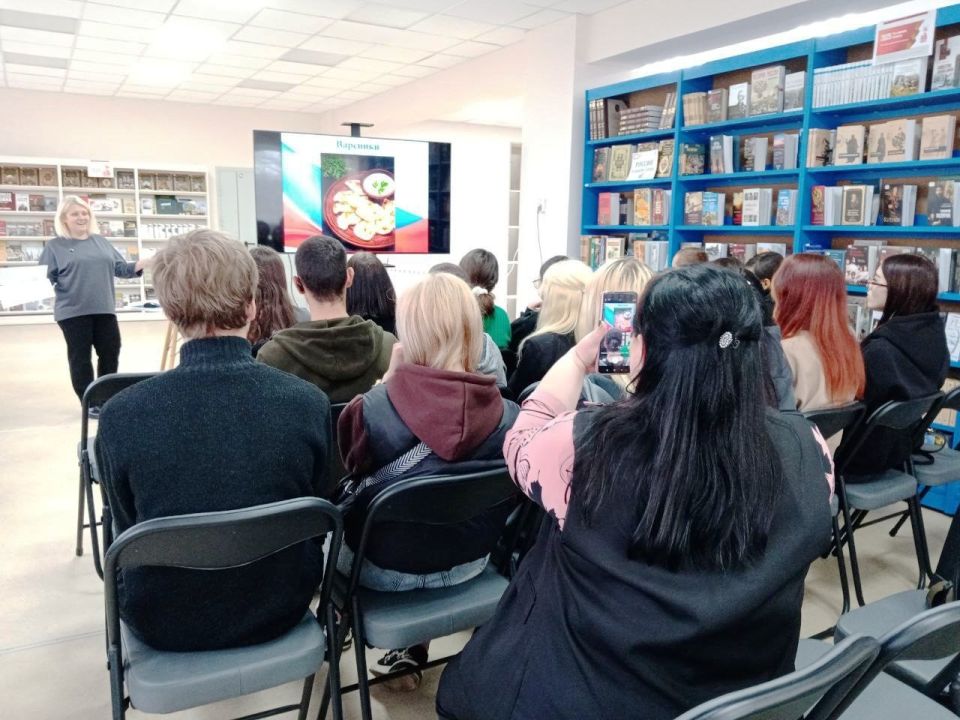 В рамках первого Всероссийского фестиваля русской кухни 1 ноября в центральной городской модельной библиотеке для учащихся Харцызского технологического техникума прошла игра – викторина ко Дню народного единства «Кухни... В рамках первого Всероссийского фестиваля русской кухни 1 ноября в центральной городской модельной библиотеке для учащихся Харцызского технологического техникума прошла игра – викторина ко Дню народного единства «Кухни...