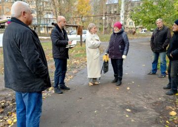 Иван Адамец: Первый заместитель руководителя управы Куйбышевского района Алина Волкова провела встречу с жителями дома № 100 по улице Градостроителей