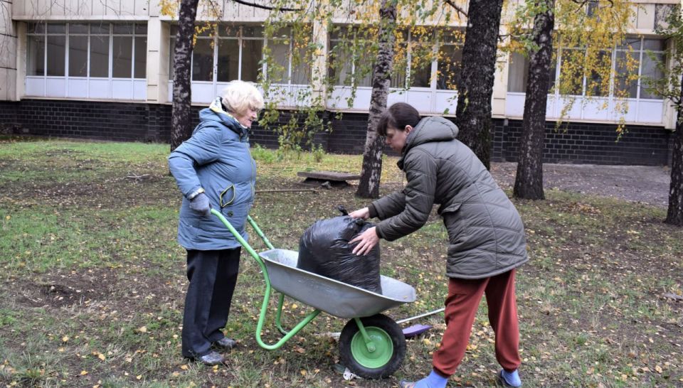 Игорь Мартынов: Работники учреждений культуры городского округа Енакиево приняли участие в общегородском субботнике Игорь Мартынов: Работники учреждений культуры городского округа Енакиево приняли участие в общегородском субботнике