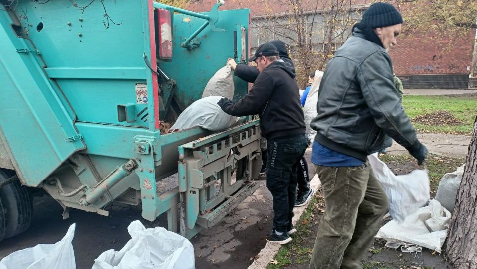 Игорь Мартынов: Общегородской субботник. 1 ноября в городском округе Енакиево состоялся общегородской субботник Игорь Мартынов: Общегородской субботник. 1 ноября в городском округе Енакиево состоялся общегородской субботник