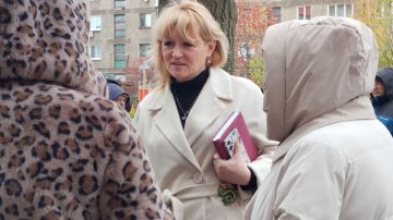 Сегодня, 1 ноября заместитель руководителя Управы Червоногвардейского внутригородского района Администрации городского округа Макеевка Татьяна Задорожная провела встречу с жителями жилого массива Калинина на придомовой...