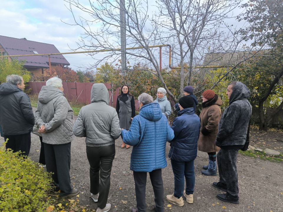 Продолжаются сходы с жителями Ленинского района города Донецка Продолжаются сходы с жителями Ленинского района города Донецка