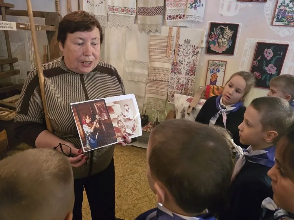 Школьники Кировского посетили музей этнографии родного края Школьники Кировского посетили музей этнографии родного края