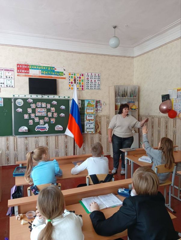 В преддверии праздника Дня народного единства 1 ноября в библиотеке-филиале №1 для ребят 4 класса прошло этнографическое путешествие «Все мы разные – все мы равные» В преддверии праздника Дня народного единства 1 ноября в библиотеке-филиале №1 для ребят 4 класса прошло этнографическое путешествие «Все мы разные – все мы равные»