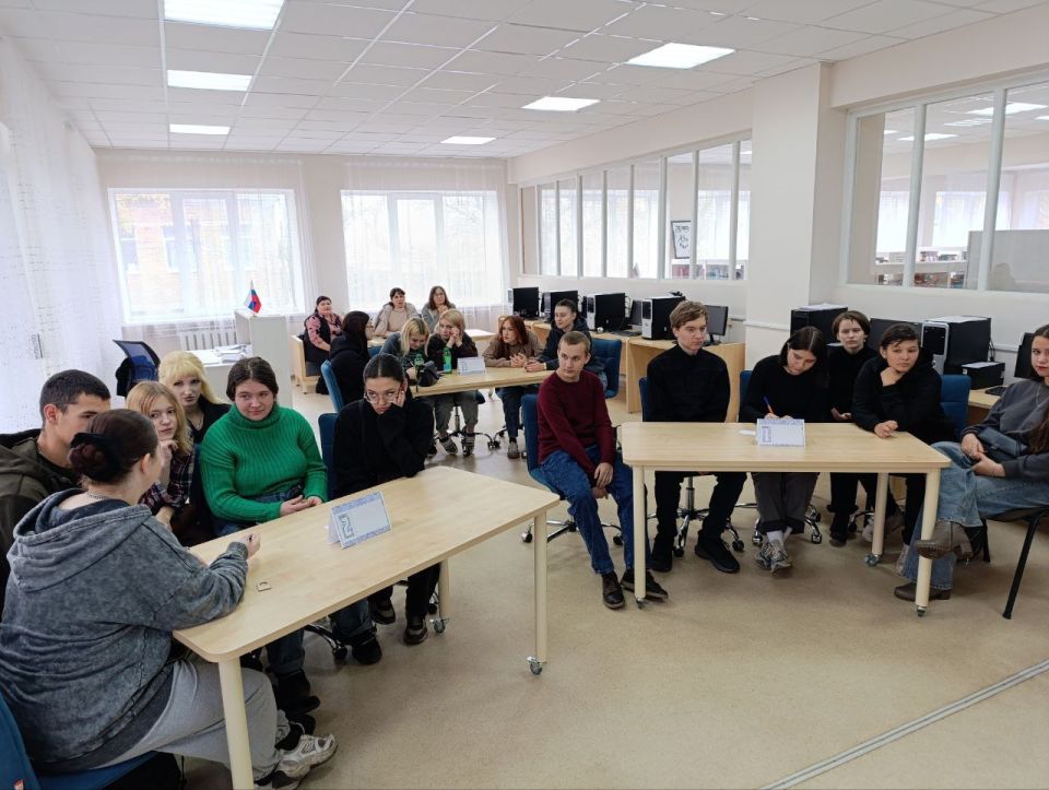 В преддверии Дня народного единства, в городской модельной библиотеке собрались студенты Харцызского технологического колледжа В преддверии Дня народного единства, в городской модельной библиотеке собрались студенты Харцызского технологического колледжа