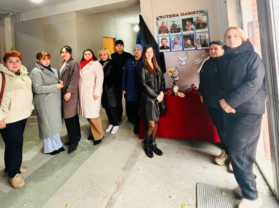 В честь Дня народного единства работники станции Иловайск Донецкого филиала ФГУП "ЖДН" отдали дань светлой памяти железнодорожникам, сражавшимся за Родину В честь Дня народного единства работники станции Иловайск Донецкого филиала ФГУП "ЖДН" отдали дань светлой памяти железнодорожникам, сражавшимся за Родину