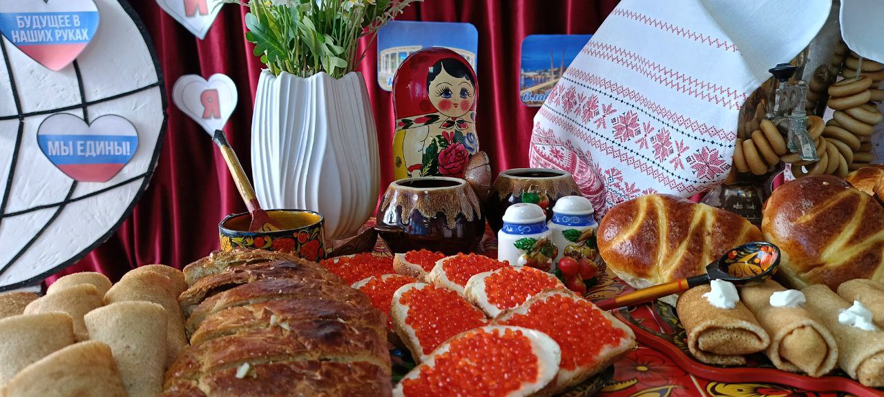 Фестиваль дружбы и вкуса. В предверии дня Народного единства в стенах ГБОУ «Школа № 3 г.о. Дебальцево» царила особая атмосфера — атмосфера путешествий, дружбы и гостеприимства! С большим успехом прошёл «Фестиваль... Фестиваль дружбы и вкуса. В предверии дня Народного единства в стенах ГБОУ «Школа № 3 г.о. Дебальцево» царила особая атмосфера — атмосфера путешествий, дружбы и гостеприимства! С большим успехом прошёл «Фестиваль...